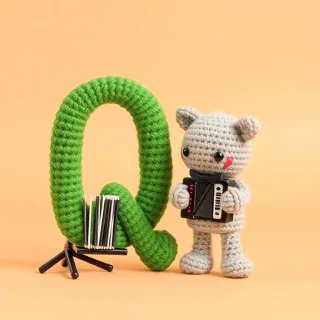 Wool 2 — letter Q